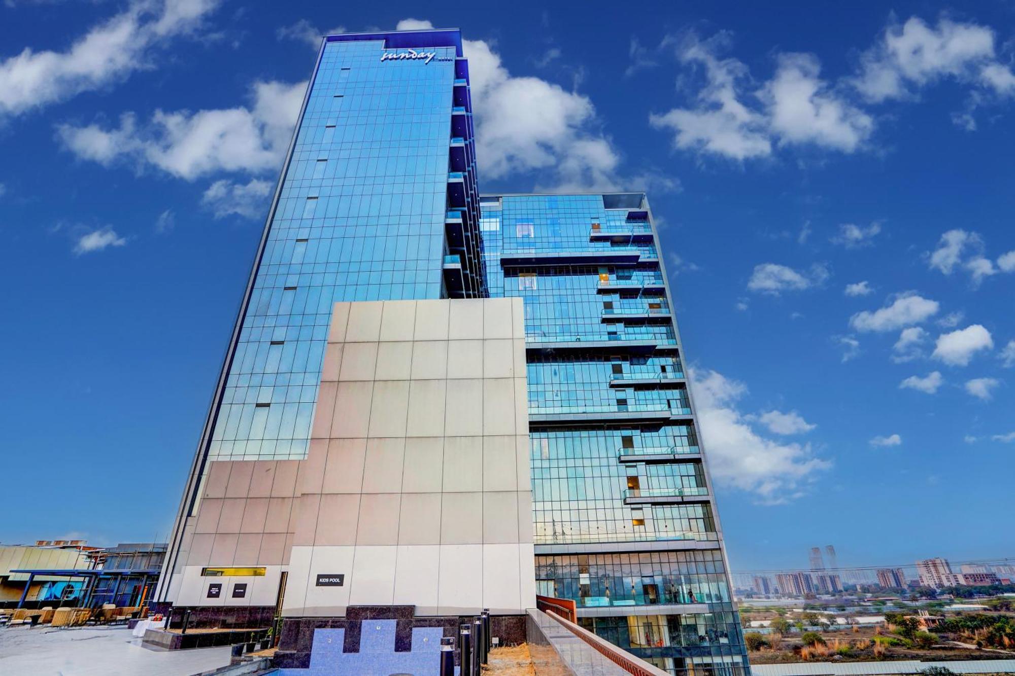 Sunday Hotels And Residences غورغاون المظهر الخارجي الصورة